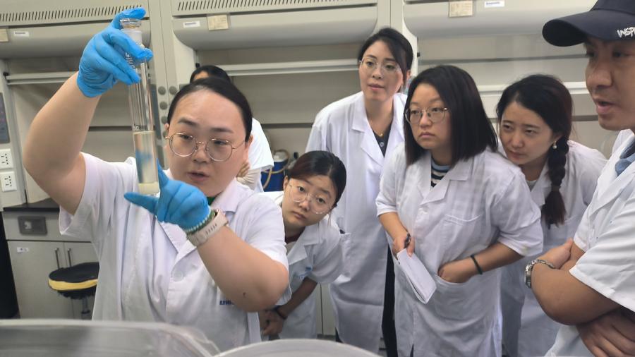 指导老师讲解实验步骤