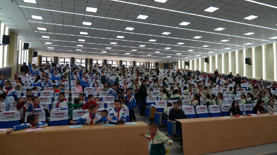 现场学生积极参与课堂互动