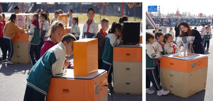 学生在老师的指引下学习双曲线运动轨迹