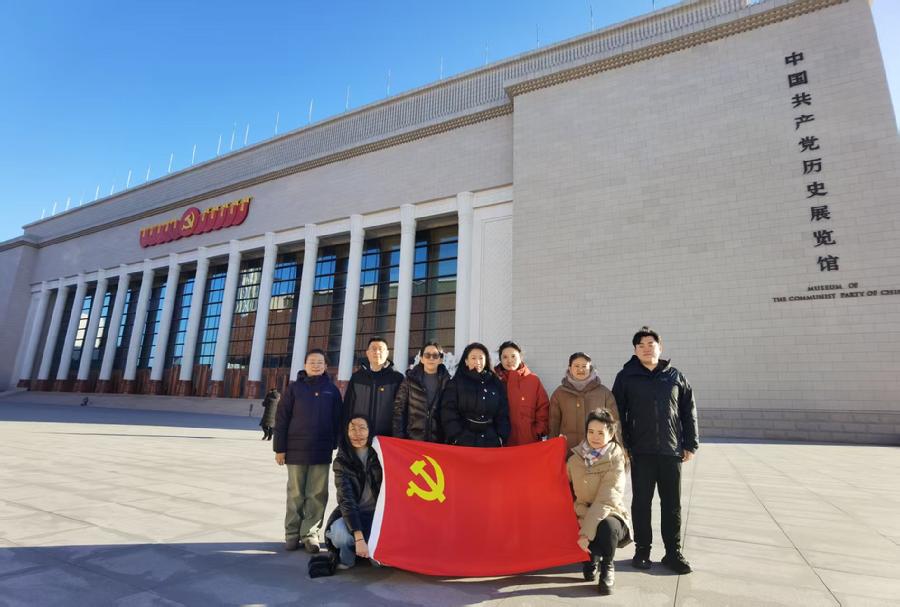 支部党员群众合影1