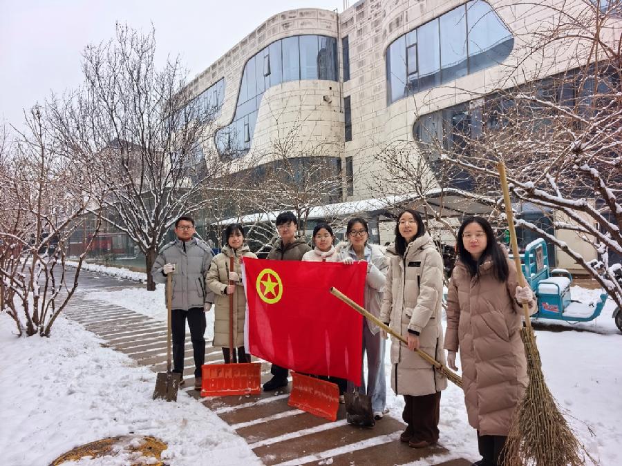 开展扫雪志愿服务