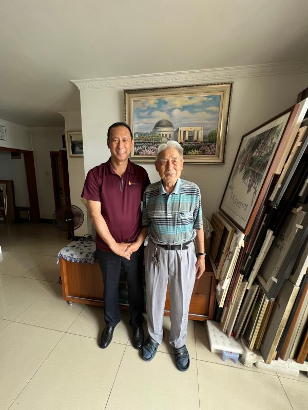 看望慰问退休老党员张秉昌