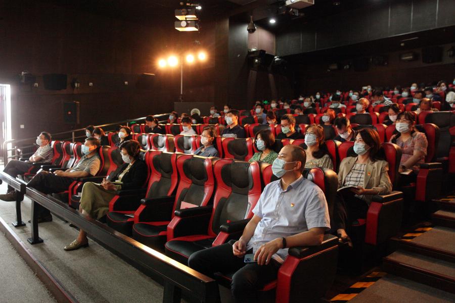 全体党员听党课