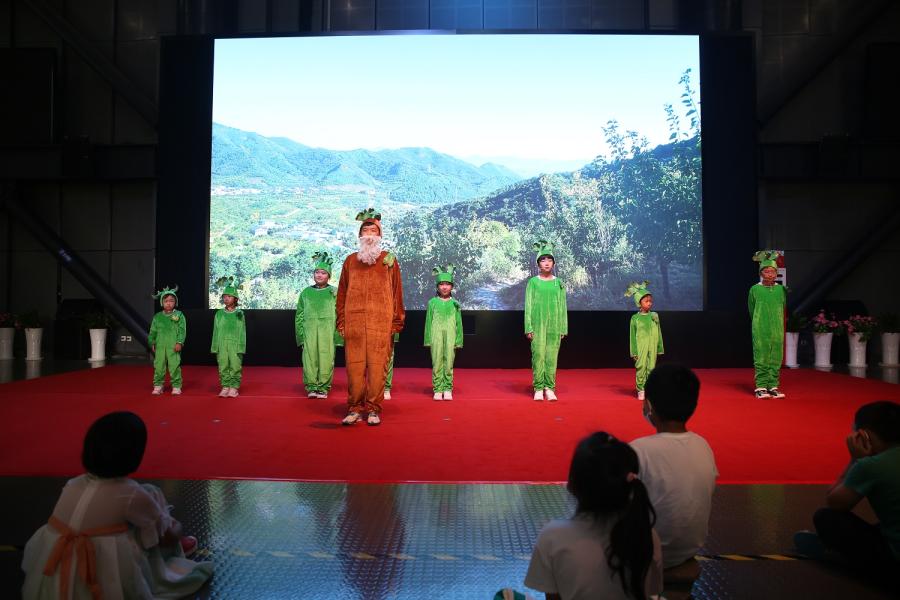 孩子们表演科普剧《太后村山林的故事》