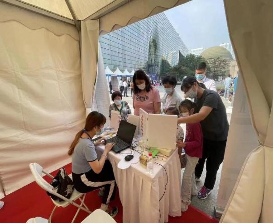 观众在通过仪器现场测评健康情况